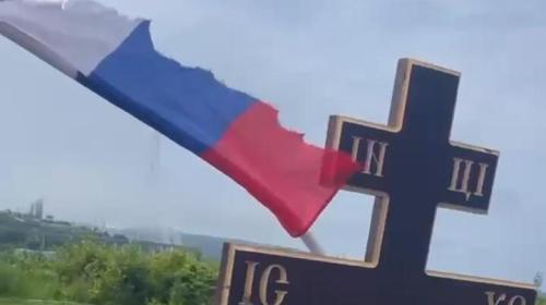 ForPost- Полиция заплатит 200 тысяч за данные о порезавших флаги на могилах