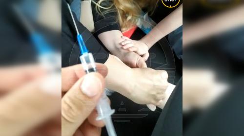 ForPost- Ребёнок укололся об иглу шприца с бежевой жидкостью в арендованной машине