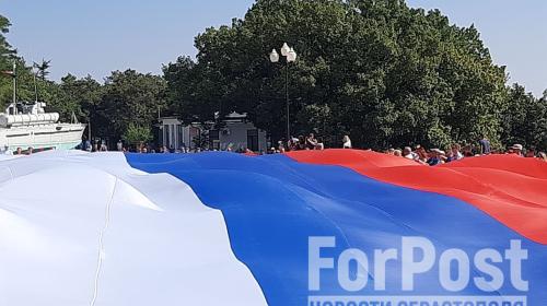 ForPost- Как в Севастополе отмечают День Государственного флага России