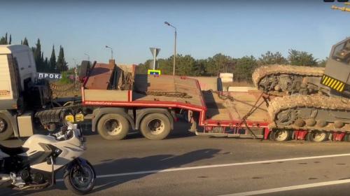 ForPost- В Севастополе кран не удержался гусеницами за грузовик
