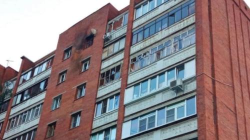 ForPost - Беспилотник врезался в жилой дом в Курске 