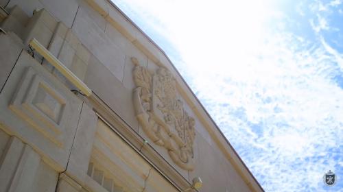 ForPost- Фасад здания в Новом Херсонесе украсил имперский герб Севастополя