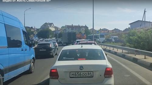 ForPost- В Севастополе массовая авария у торгового центра привела к большим пробкам