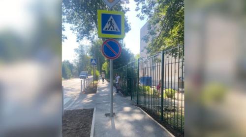 ForPost- В Крыму дорожный знак вырос посреди узкого тротуара