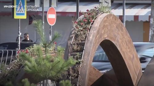 ForPost- В Севастополе на площади Восставших заново перевысаживают растения 