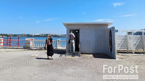 ForPost- На севастопольском пляже очень сильно подешевели туалеты 