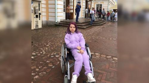 ForPost- Девушку-инвалида не пустили в музей Петергофа, «чтоб не поцарапала лестницу» коляской