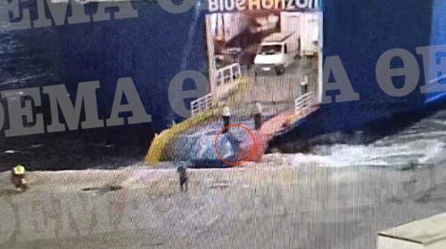 ForPost- Экипаж парома столкнул опоздавшего пассажира прямо под винты судна