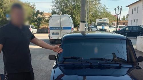 ForPost- Моряк из Севастополя разгромил канализационным люком автомобили в Астрахани