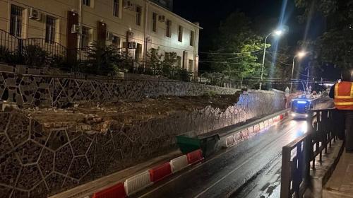 ForPost- В Севастополе демонтировали часть подпорной стены на улице Адмирала Октябрьского
