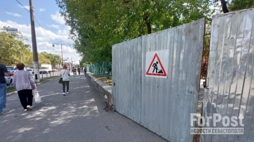 ForPost- Забор вокруг сквера Тренёва в столице Крыма переполошил горожан