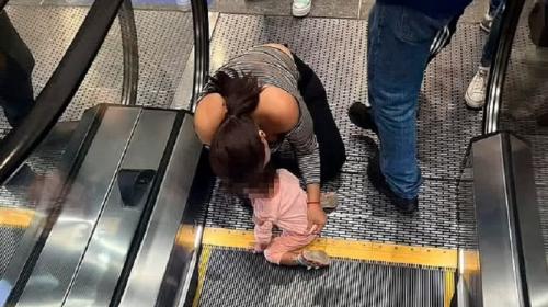 ForPost- Руку двухлетней девочки затянуло в эскалатор