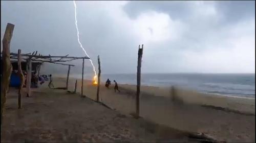 ForPost- Пляжники сняли на видео молнию, которая поразила двух человек