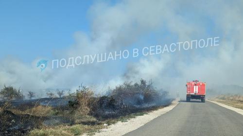 ForPost- В Севастополе тушат пожар на Сапунгорской