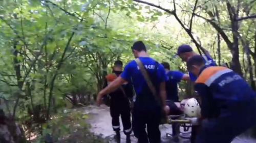 ForPost- Мужчину с травмированной ногой спасатели спустили с Крымских гор