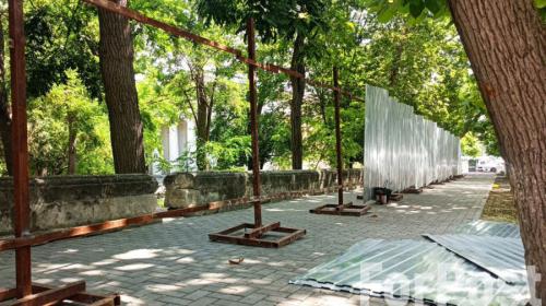 ForPost- Любителю пластиковых деревьев отдали в ремонт сквер в центре Севастополя