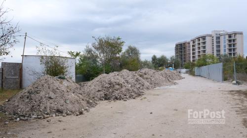 ForPost- Строительный мусор сбросили прямо у севастопольского пляжа Омега