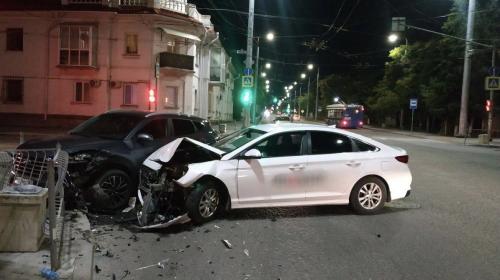 ForPost- В Севастополе двое молодых людей разбили друг другу машины 