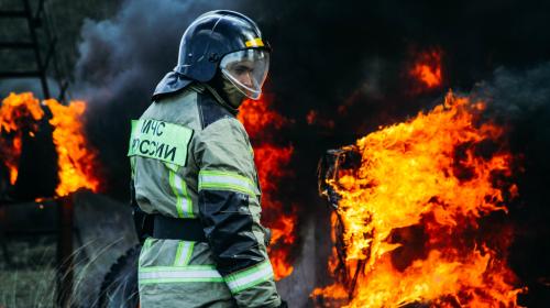 ForPost- В Севастополе мусор горел по самую кровлю дома