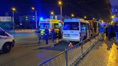 ForPost- Девять человек пострадали в столкновении «топика» и  «Богдана» в Севастополе 