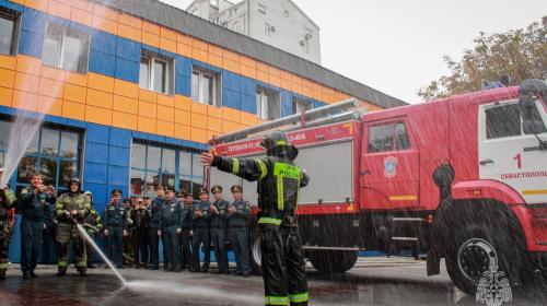 ForPost- Как в Севастополе провожают на пенсию огнеборцев 
