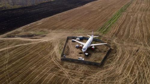 ForPost - СМИ: Росавиация назвала причины посадки самолета на поле под Новосибирском