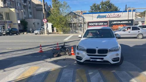 ForPost- В Севастополе человек на электросамокате пошел на таран BMW 