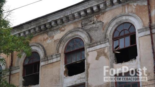 ForPost- Крымские строители сбили лепнину из-за незнания севастопольских правил 