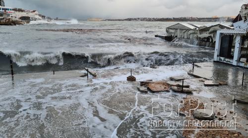 ForPost- Как пострадал центр Севастополя после пика ночного шторма