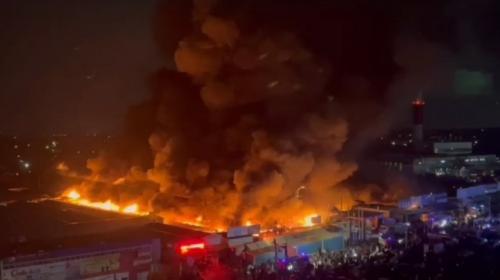 ForPost- В Сети показали кадры пожара на крупнейшем вещевом рынке Ростова