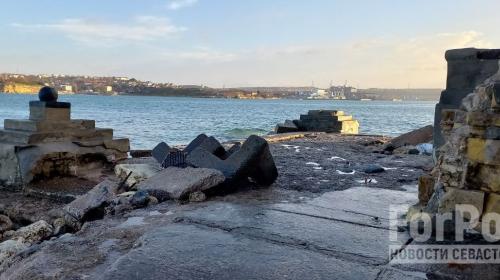 ForPost- Шторм разрушил памятник Крымской войны у понтона через Севастопольскую бухту