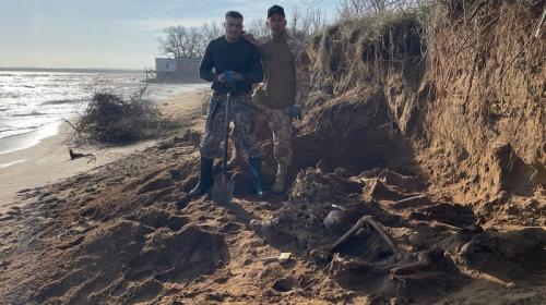 ForPost - Крымчанин в день своего рождения нашёл дюжину скелетов на пляже