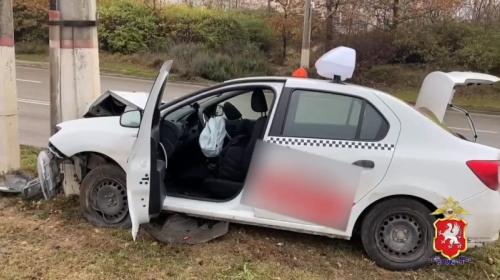 ForPost- В Севастополе авто с пассажирами врезалось в массивный столб