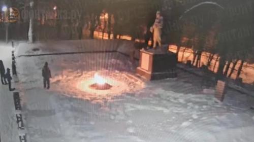ForPost- Подростков, потушивших Вечный огонь у братской могилы, депортируют из России