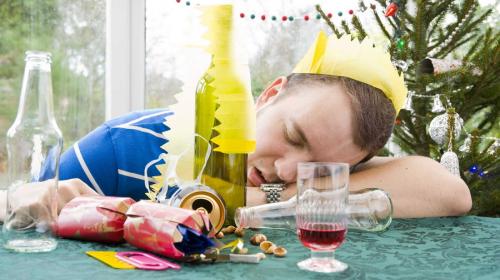 ForPost- Один на один с оливье и водкой: как Новый год становится убойным