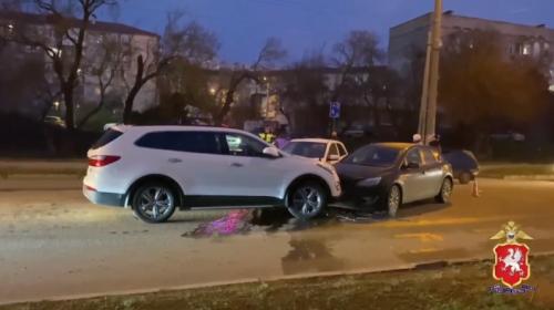 ForPost- На оживленной улице Севастополя произошло тройное ДТП