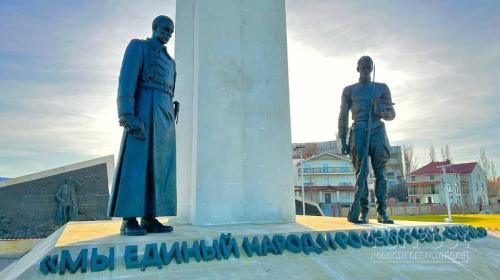 ForPost- В Севастополе восстановили поврежденный сильнейшим штормом монумент