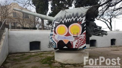 ForPost- В Севастополе вандалы изрисовали 11-ю береговую батарею 