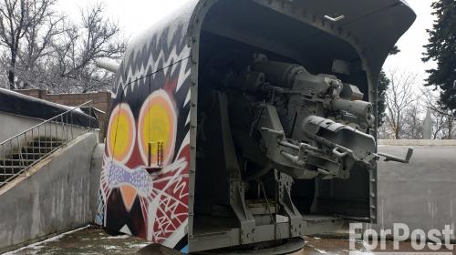 ForPost- Автор граффити на 11-й батарее в Севастополе стал фигурантом уголовного дела