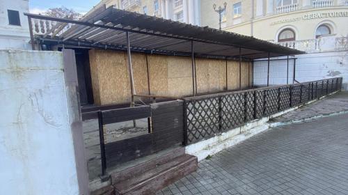 ForPost- Главную набережную Севастополя подпортили маргинальные гости кафе-близнецов 