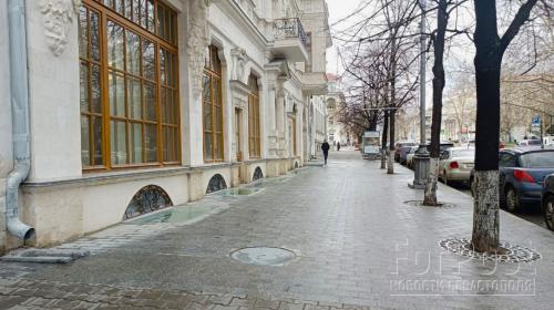 ForPost- Новую плитку у музея в центре Севастополя размыло дождем 