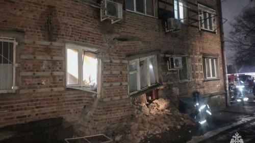 ForPost- В Ростове-на Дону рухнула стена аварийного жилого дома, под угрозой весь подъезд