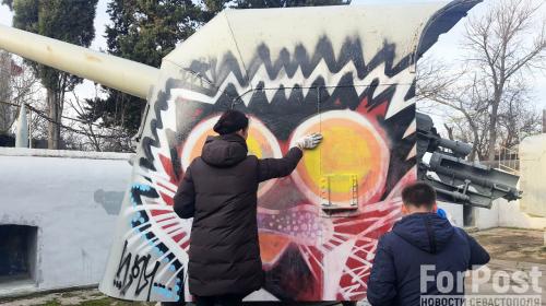 ForPost- В Севастополе граффити кота с башни эсминца «Бойкого» убрали стоматологи
