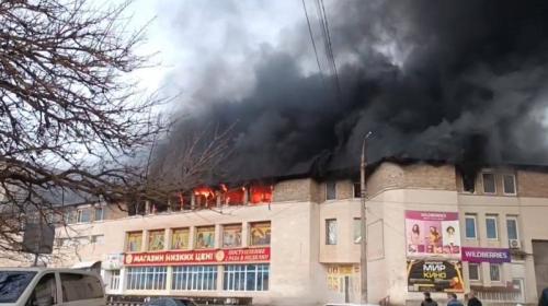 ForPost- В Крыму из горящего торгового центра спасли 15 человек