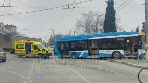 ForPost- В Севастополе троллейбус снёс с дороги скорую помощь и иномарку 
