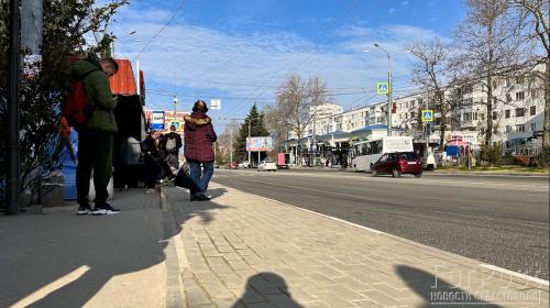 ForPost - В Севастополе ларьки выдавливают горожан с остановок общественного транспорта 