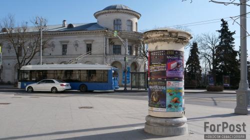 ForPost - В Севастополе рассыпается афишная тумба-новодел на улице Ленина 