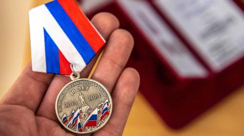 ForPost- Первую медаль в честь 10-летия возвращения Севастополя в Россию получил Алексей Чалый