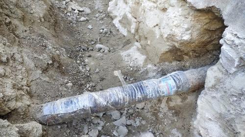 ForPost - В Севастополе канализационную трубу отремонтировали пластиком и скотчем