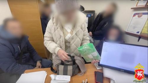 ForPost- Обманутой мошенниками пожилой крымчанке вернули почти 3 миллиона рублей